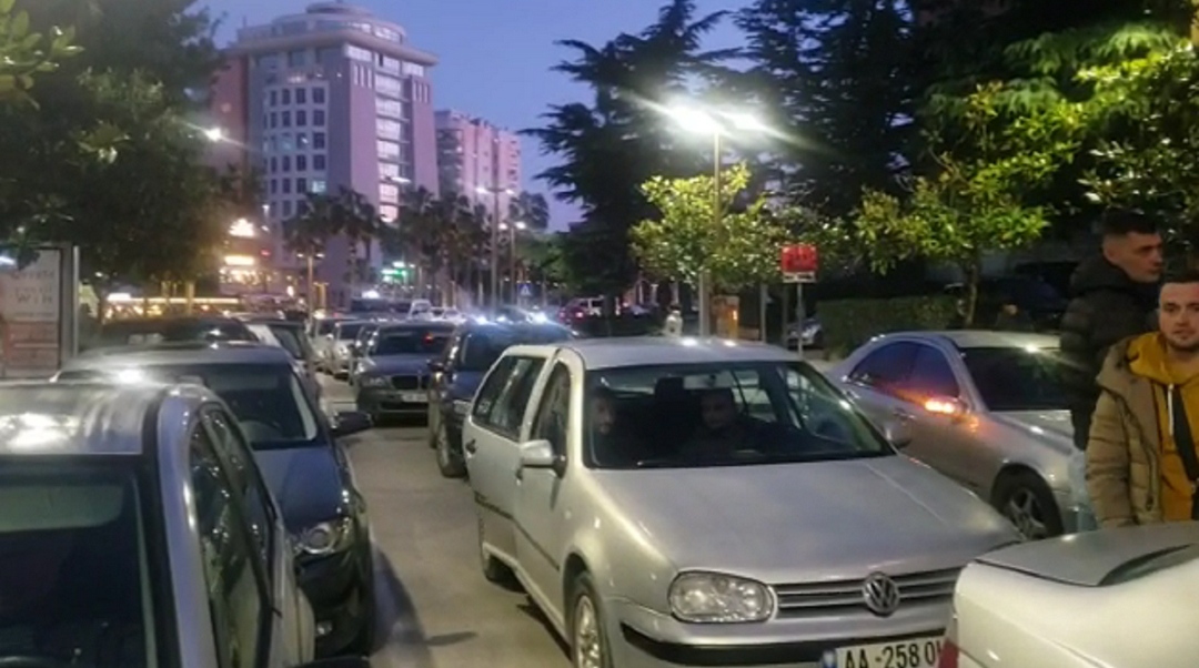 Protesta për naftën/ Makinat fiken në mes të rrugës në Durrës, policia nuk ndërhyn
