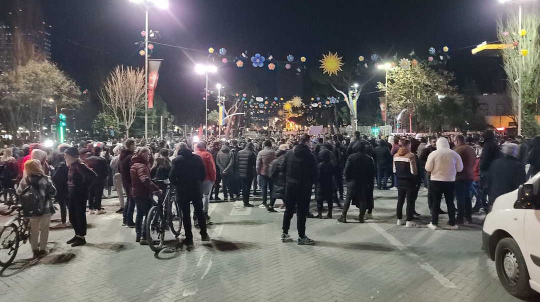 Protesta për uljen e çmimit të naftës, qytetarët bllokojnë rrugën: Fikni makinat!