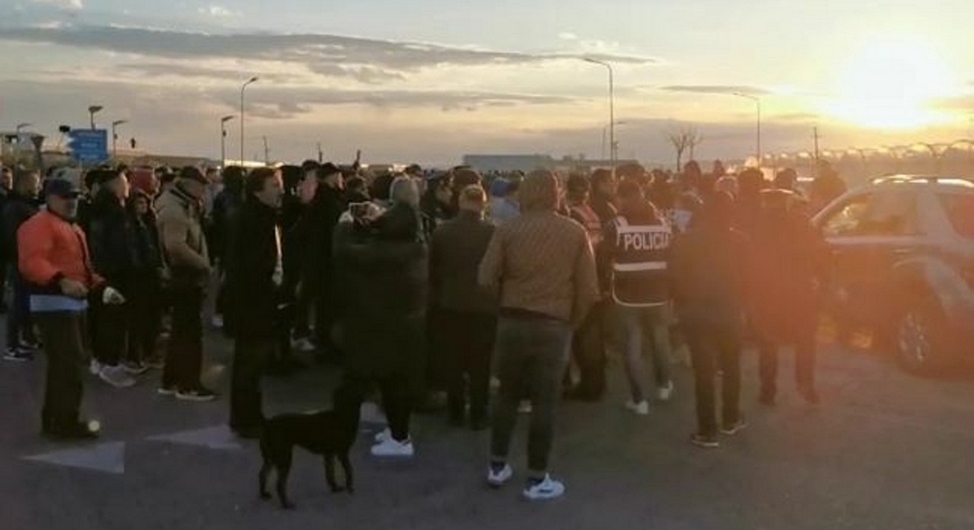 Rritja e çmimit të naftës, protestuesit bllokojnë aksin rrugor Rrogozhinë-Lushnje