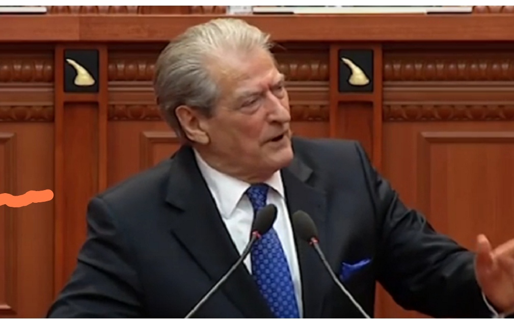 Mos u tallni me pensionistët, nuk blejnë dot bukë as ilaçe”, Berisha: Jeni një qeveri si organizatë kriminale, keni mbushur valixhet me para!