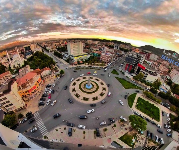 Tronditet Shkodra/ Shpërthime të fuqishme pranë bizneseve, njëri i përket ish kandidatit të PD për kryetar Bashkie
