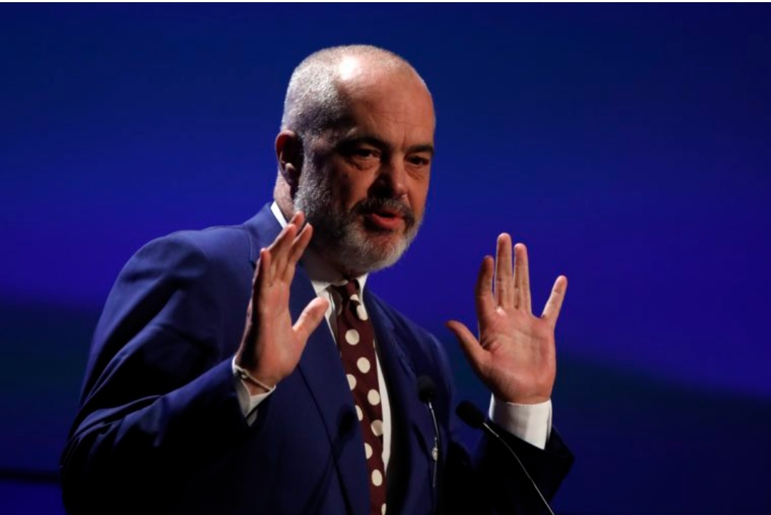 Kryeministri Edi Rama është shoqëruar nga policia në Gjermani.