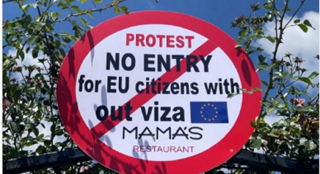 Ndodh në Kosovë! Pronari i lokalit nuk lejon shtetasit e BE të hyjnë brenda, në shenjë proteste për mos liberalizimin e vizave