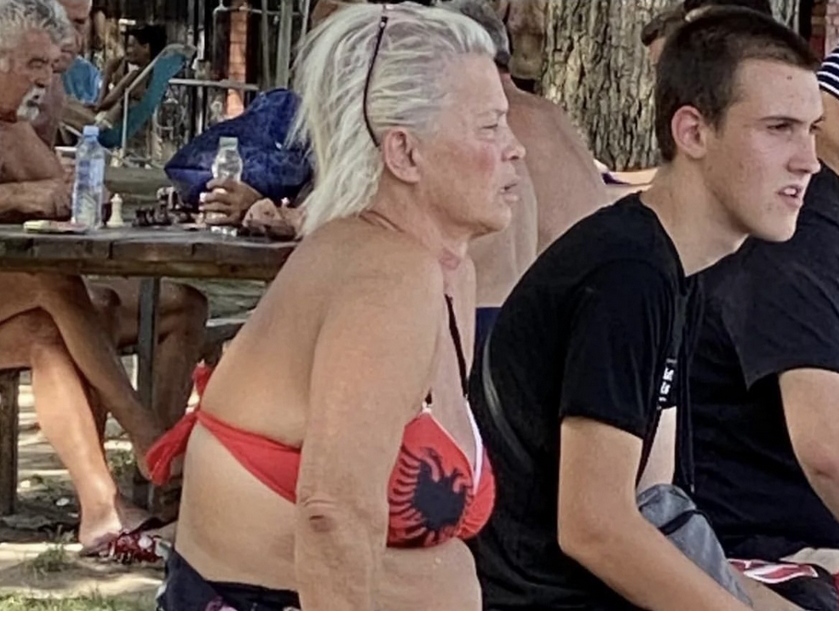 E moshuara në Serbi vesh bikini me flamurin kuqezi, serbët çmenden: Është provokim