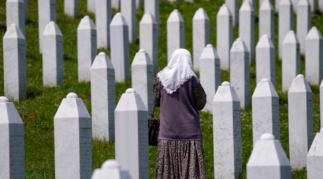 Si i lejoi Google lajmet e rreme për gjenocidin në Srebrenicë?