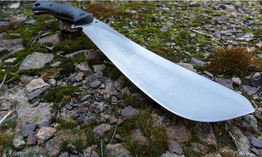 Shqiptari del me thikë 20 cm rrugëve të Francës, kërcënon dy persona dhe një polic