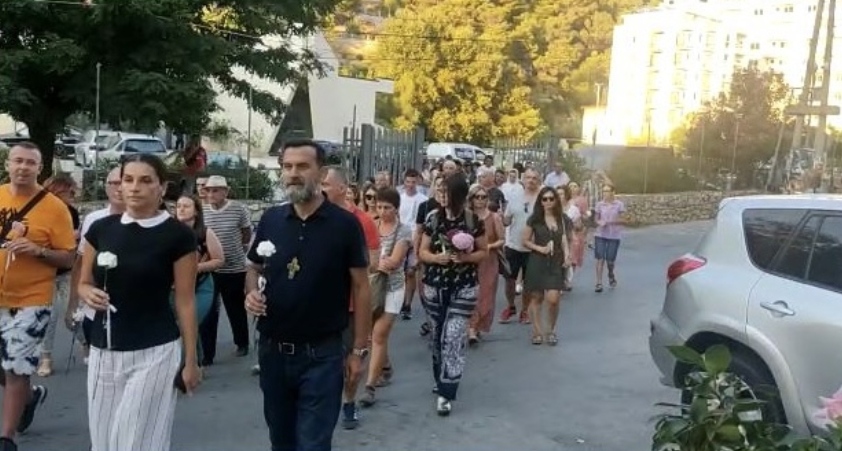 Në Shëngjin kryhen homazhe për vdekjen e 7-vjeçares në plazh, qytetarët ndezin qirinj dhe hedhin lule në det