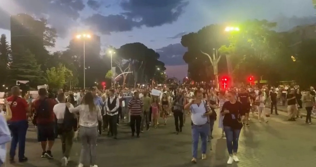 Protesta për Jonadën/ Qytetarët nisen drejt Kryeministrisë