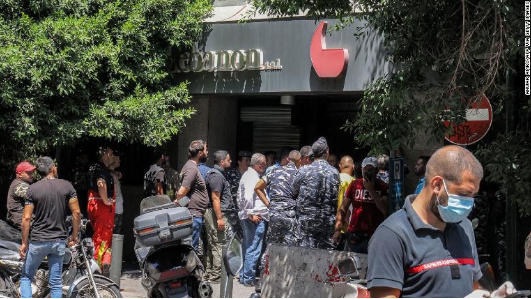 Banka i ngriu llogarinë, klienti merr peng punonjësit dhe i kërcënon: Më ktheni shpejt paratë e mia, kam babain sëmurë