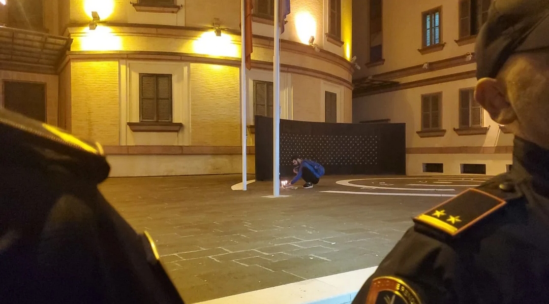 Protesta për Lear Kurtin, qytetarët ndezin qirinj dhe hedhin miell e domate para Ministrisë së Brendshme