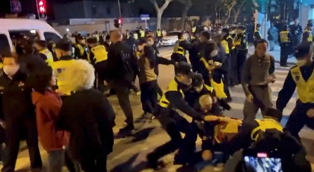 Poshtë komunizmi”/  Protestuesit kundër masave të Covid përleshen me policinë në Kinë