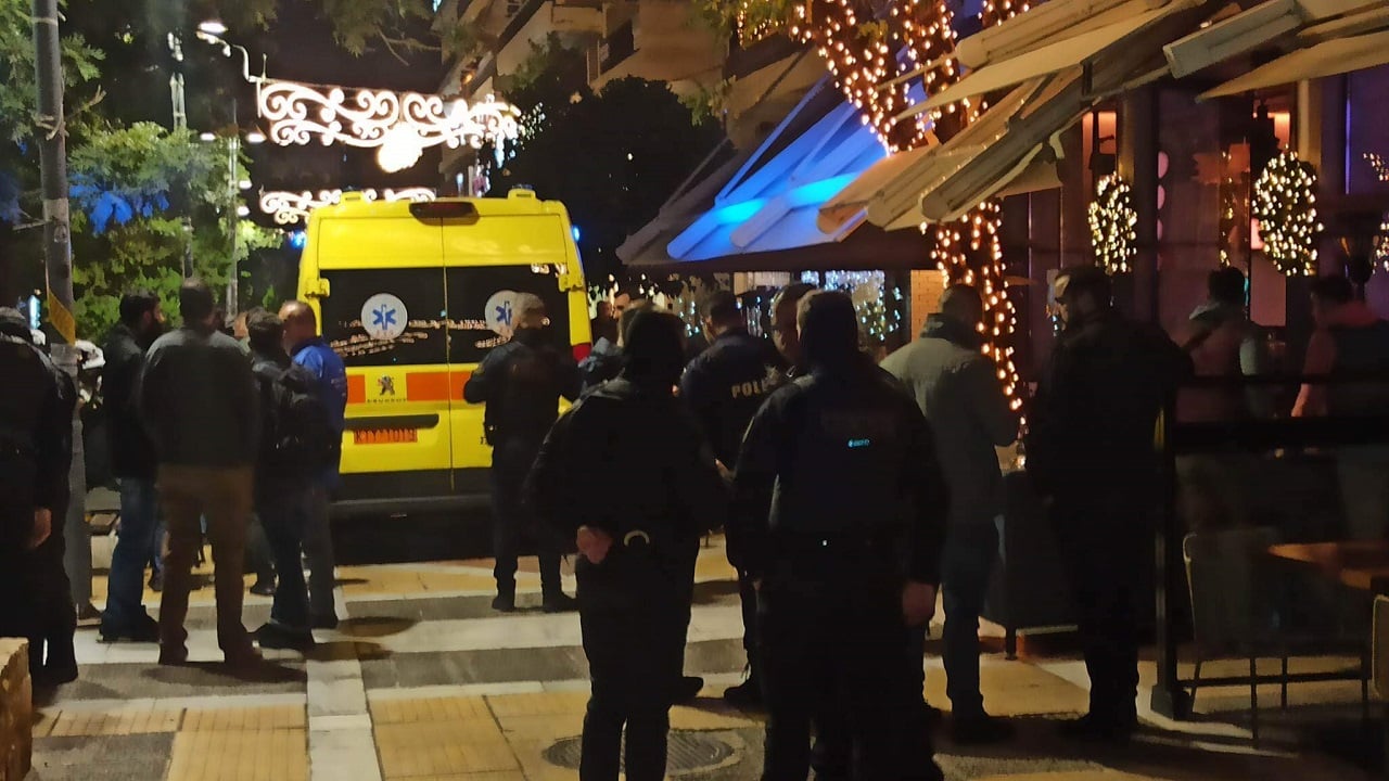 Dy shqiptarë vriten në Athinë! Autori hyn në lokal dhe qëllon me breshëri plumbash, plagoset dhe një vajzë (Video)