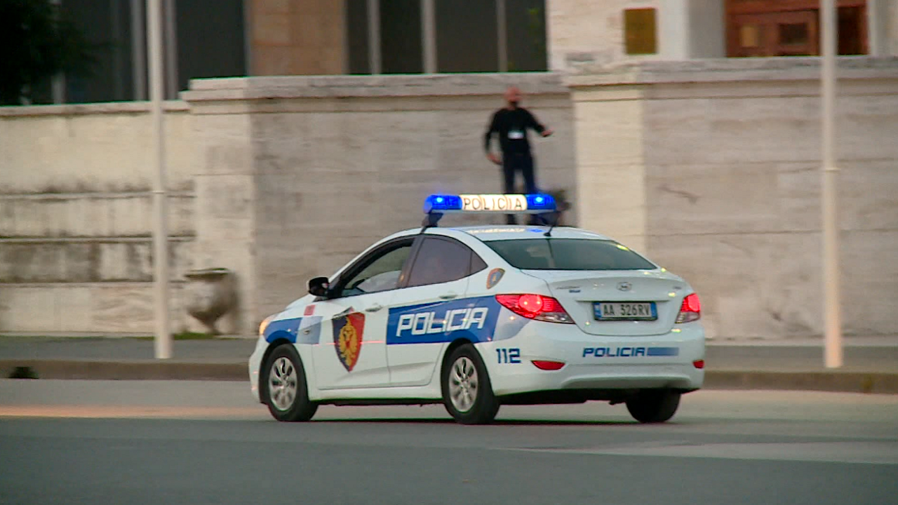 Nëna denoncon policët/ Nën hetim për zhdukjen e një të miture e dyshuar se u trafikua