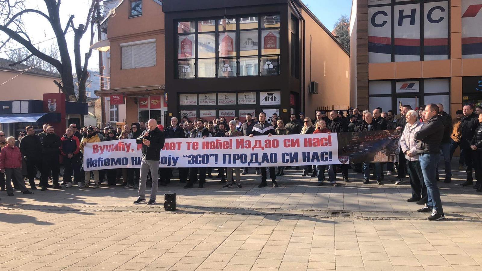 Ne duam vetëm paqe, Vuçiç na tradhtove”/ Serbët protestë në Mitrovicë dhe Shterpcë