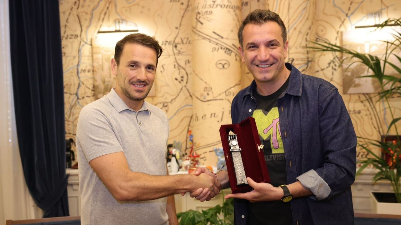 Niko Vertis mbërrin në Tiranë, Veliaj zbulon lidhjen e tij me shqiptarët: Ju presim nesër në koncert tek Arena Kombëtare
