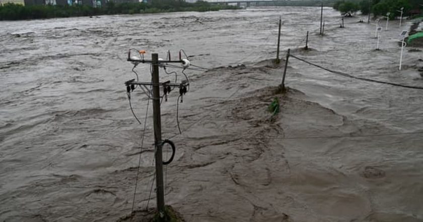 Gjendja alarmante në Pekin, uji vërshon në rrugë! Njerëzit mbeten të bllokuar