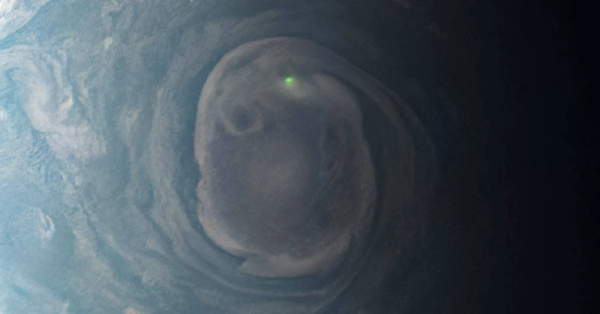 Fotot/ Rrufe e gjelbër në Jupiter, shkencëtarët shpjegojnë fenomenin