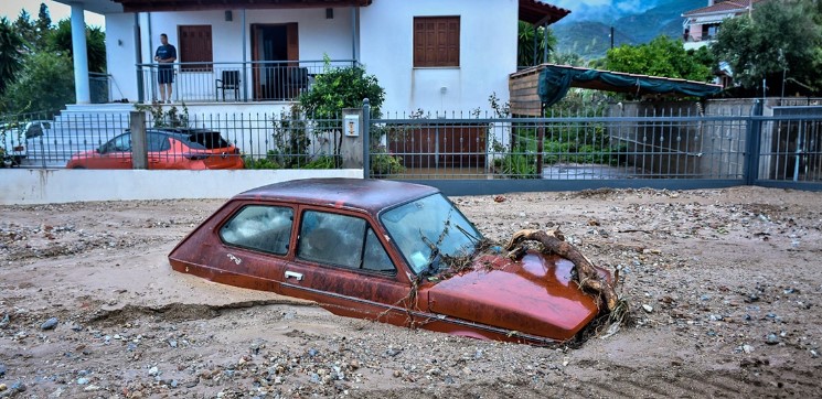 Stuhia “apokaliptike” godet Greqinë, rrëzohet një helikotper, disa zona pa energji elektrike