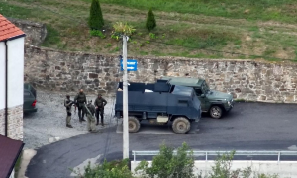 Momenti kur sulmuesit serbë ia mbathin maleve nga autoritetet e Kosovës (VIDEO)