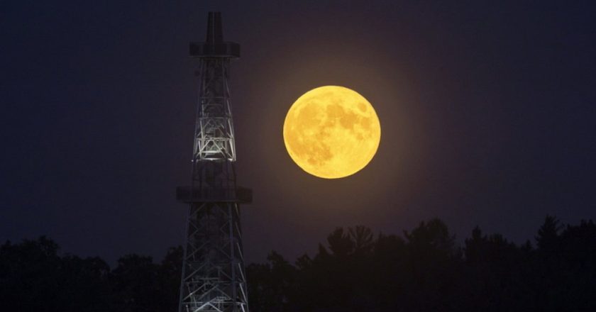 Foto nga superhëna e fundit e plotë e vitit, ja pse quhet “hëna e korrjes”