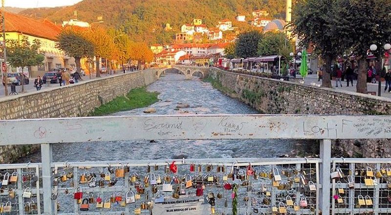 Bravat e dashurisë, pse nuk duhet t’i hedhim ato në ujë apo t’i varim në gardh metalik!
