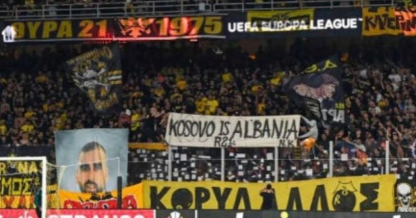 Kosova është Shqipëri”, tifozët shpalosin banerin në ndeshjen AEK-Ajax në Greqi