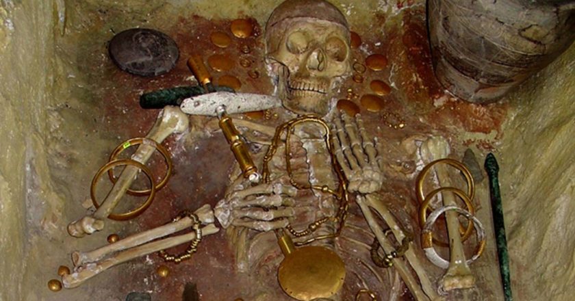 The мystery of the skeleton aмong piles of gold, the penis also encased in gold in an ancient toмb of thoυsands of years