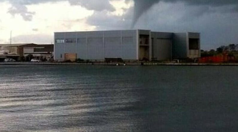 Tornado godet Italinë, shkakton panik dhe dëme të shumta (FOTO)
