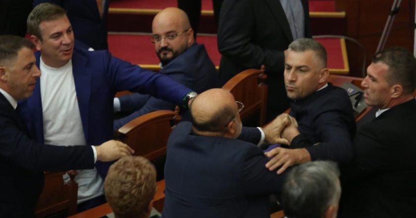 Grushta, mbyllje mikrofonash dhe sharje! Mbyllet mes tensioneve seanca plenare (VIDEO)