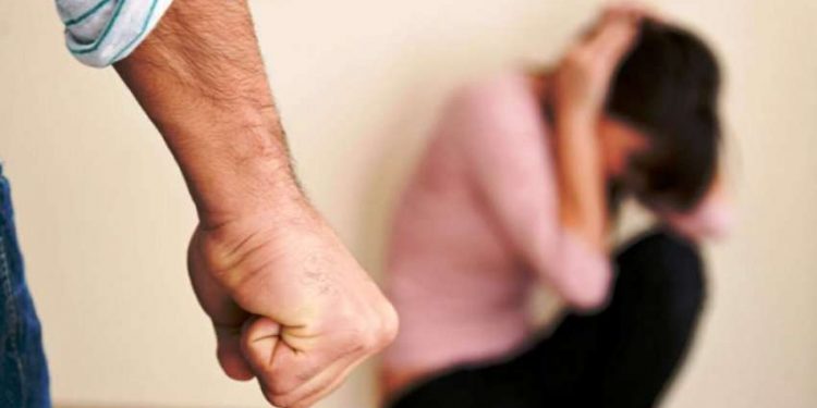 Dhunë ndaj bashkëshortes dhe vajzës së mitur, arrestohet 38-vjeçari në Devoll