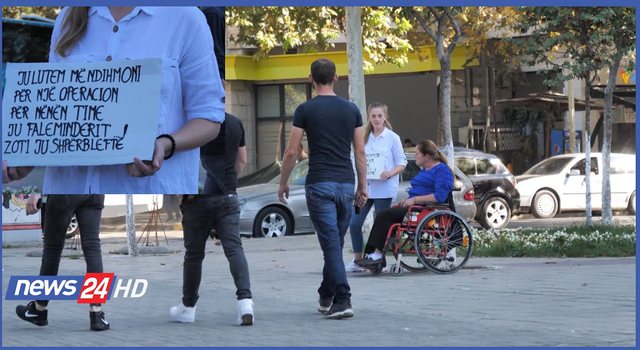 Lypte rrugëve për të ndihmuar nënën e saj, studentja e shkëlqyer merr lajmin e mirë
