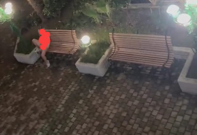 Shokuese në Vlorë, vajza e zhveshur filmohet duke u m*sturbuar në mes të parkut të qytetit