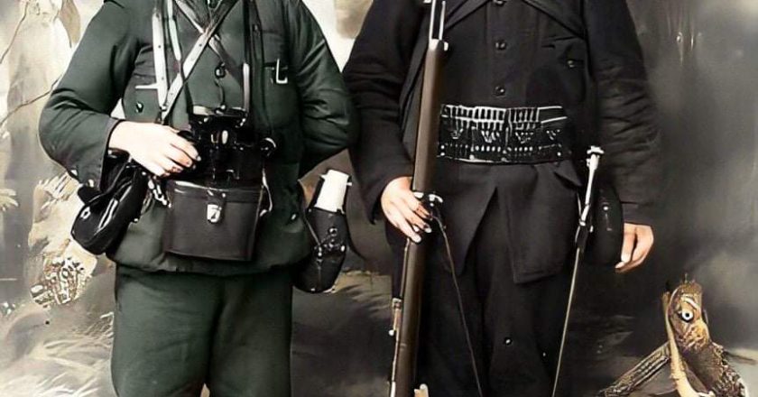 Ismail Haki Tatzati së bashku me një luftëtar tjetër në vitin 1912. Koloneli nga Delvina