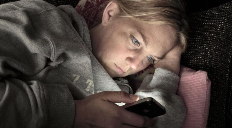 Nomophobia: Frika për të qëndruar larg telefonit! Shenjat që tregojnë rrezik
