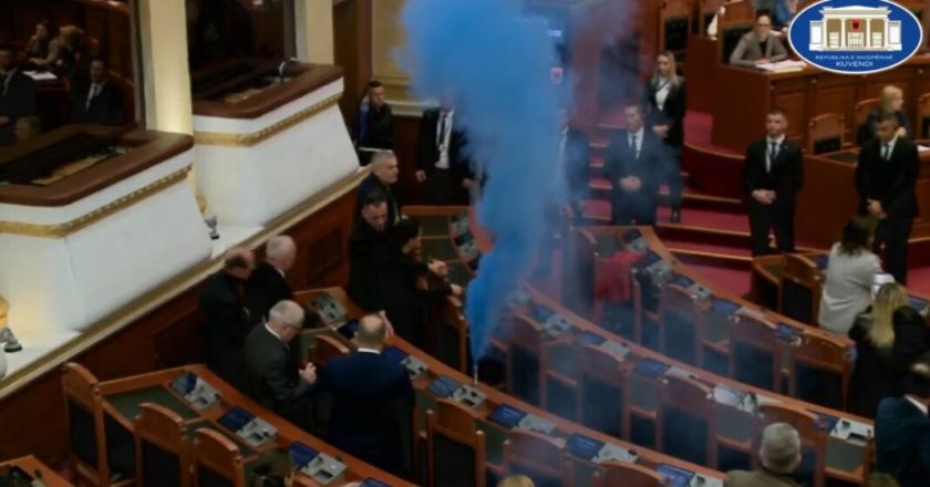 Mes tymit dhe kaosit, Parlamenti miraton rregulloren e re për përjashtimin e deputetëve