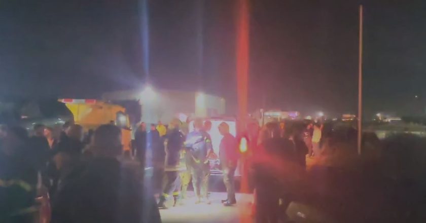 Aksident i rëndë në Durrës, makina përfundon në kanal, një i vdekur