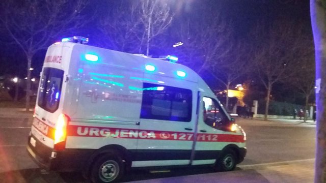 Tjetër plagosje në Lezhë, 35 vjeçari qëllohet disa herë me thikë! Transportohet drejt spitalit të Traumës! Autorët ia mbathin nga vendngjarja
