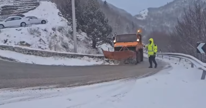 Reshjet shiut dhe dëborës në vend, ARRSH apel shoferëve: Kujdes kur udhëtoni