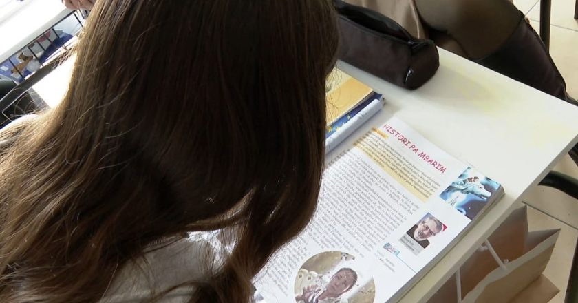 Përse fëmijët nuk dinë lexim? “Neglizhencë nga mësuesit, prindërit dhe tekstet e këqija”
