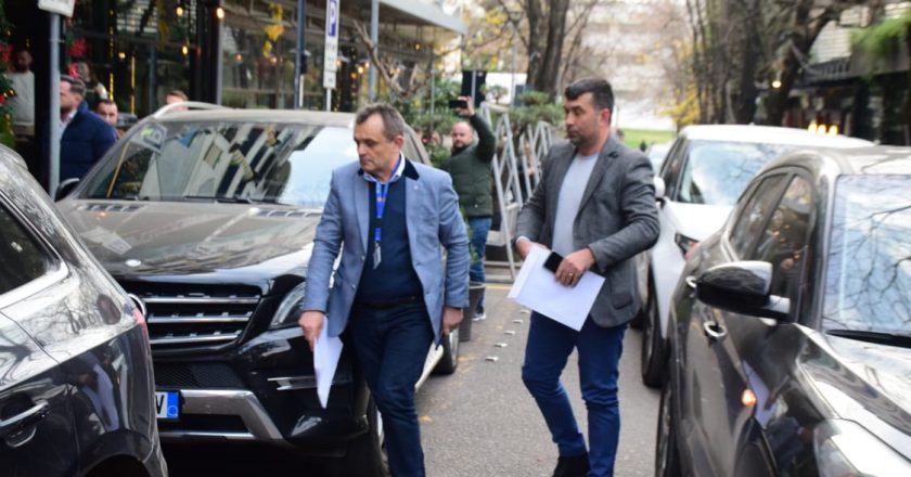 Oficerët e policisë gjyqësore, mbërrijnë në shtëpinë e Berishës për t’i komunikuar masën