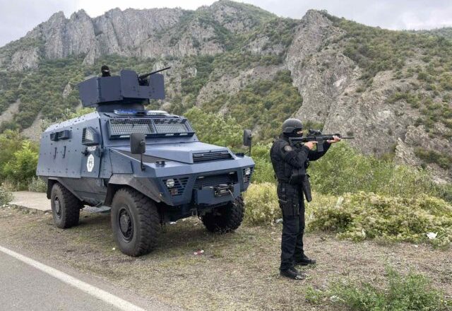 Policia bastis një shtëpi në veri, gjen uniforma policore e ushtarake dhe shok-bombë