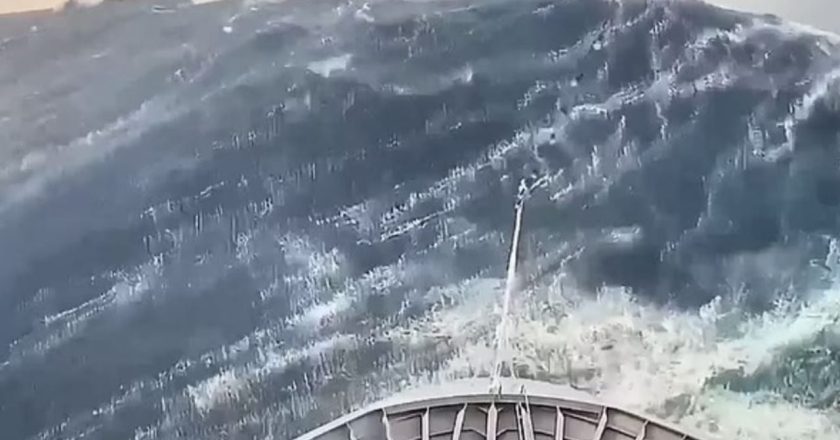 Momenti kur anija “përpihet” nga dallgët gjigante në Antarktidë