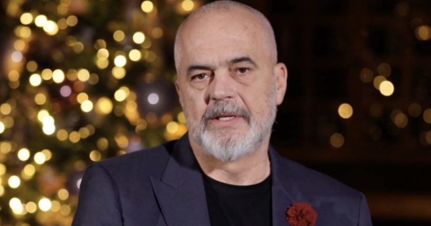 Unë jam Edi Rama, prapa më vjen historia”/ Kryeministri uron gëzuar me Inteligjencën Artificiale: Presim turistë nga Marsi…