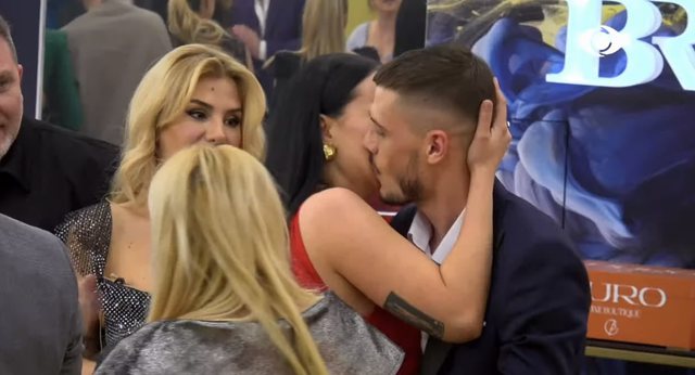 Si e mendon lidhjen me Bardhin?”Sara përgjigjet: Kam qenë e lidhur me një…
