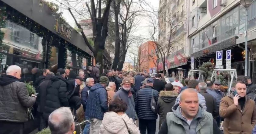 Video-Lajm/ Mbështetësit e Sali Berishës mblidhen poshtë shtëpisë së tij, del i përshëndet nga dritarja