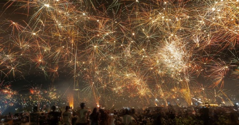 FOTOLAJM/ Konfeti, fishekzjarre dhe top disko si kapelë! Si po e presin Vitin e Ri banorët në të gjithë globin