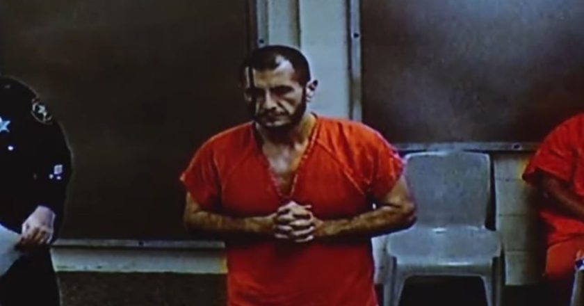 Video/ “A do caktoni një avokat mbrojtës për mua?” Vrau ish-bashkëshorten në sy të vajzës, Renato Muhaj del para gjykatës