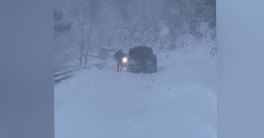 Video/ Gra e fëmijë të bllokuar në mes të rrugës në Iballë! Bora arrin deri në 1 metër në Fushë-Arrëz