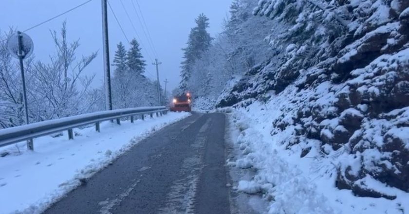 Reshje intensive bore në Korçë, segmente rrugore të bllokuara dhe qindra familje pa energji elektrike