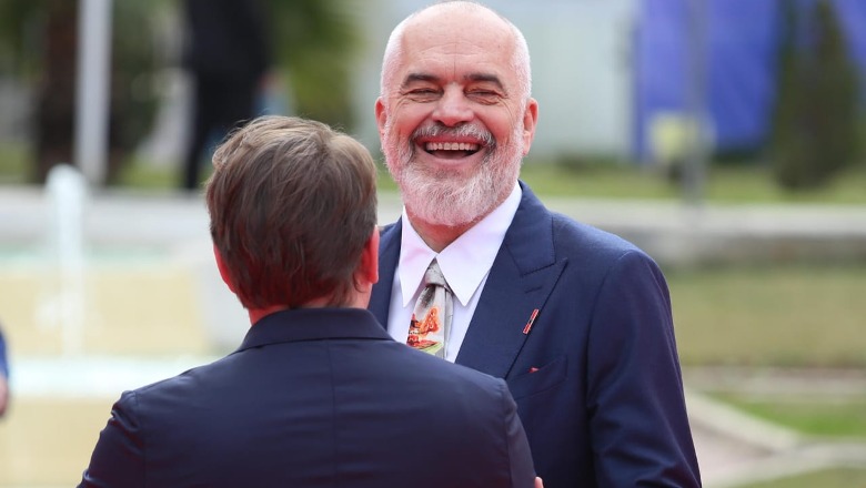 FOTO/ Varhelyi ngatërron rrugën, Rama shkrihet së qeshuri! Çfarë s’u pa nga pritja e liderëve